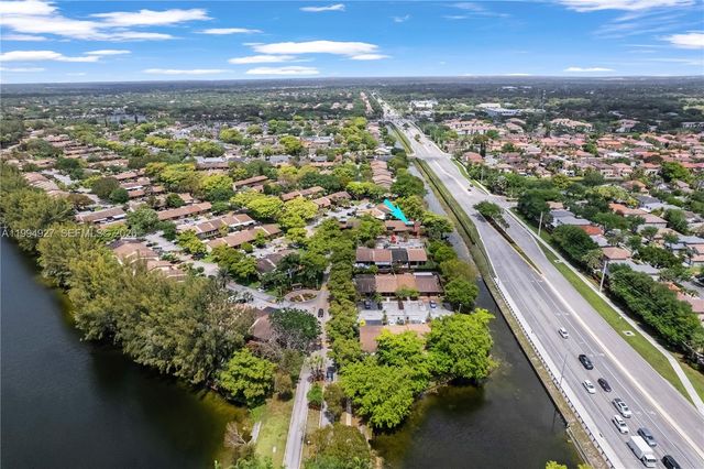 10101 Woodbury Ct, Pembroke Pines, FL 33026