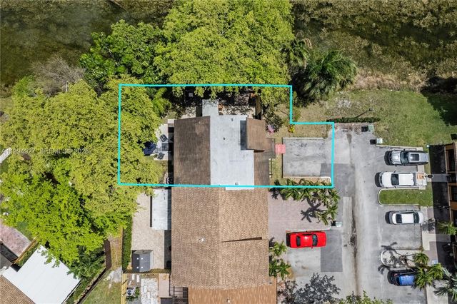 10101 Woodbury Ct, Pembroke Pines, FL 33026