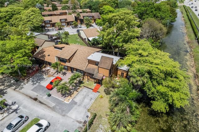 10101 Woodbury Ct, Pembroke Pines, FL 33026