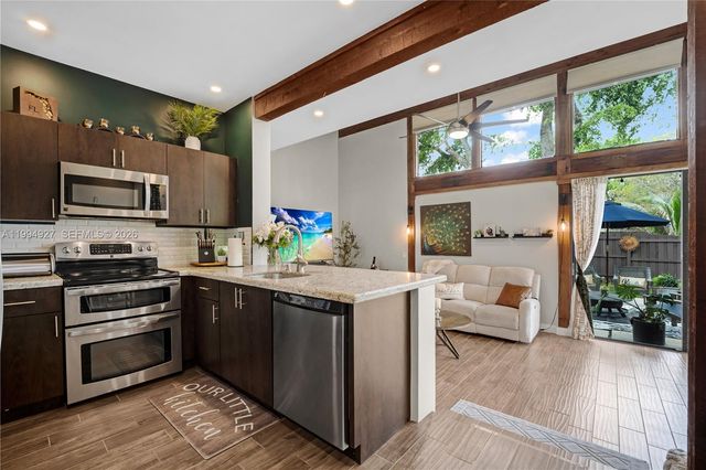 10101 Woodbury Ct, Pembroke Pines, FL 33026