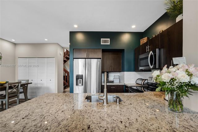 10101 Woodbury Ct, Pembroke Pines, FL 33026