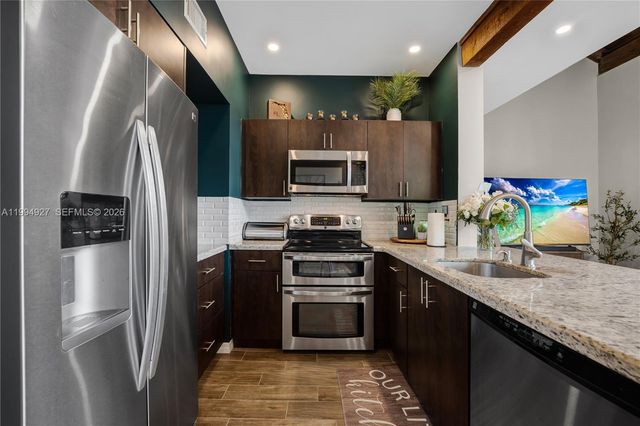 10101 Woodbury Ct, Pembroke Pines, FL 33026