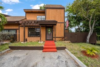 10101 Woodbury Ct, Pembroke Pines, FL 33026