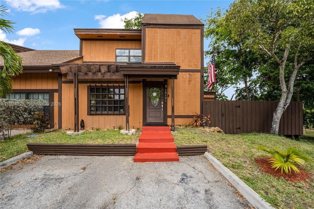 10101 Woodbury Ct, Pembroke Pines, FL 33026