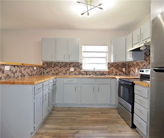 806 N Adams St, Beeville, TX 78102