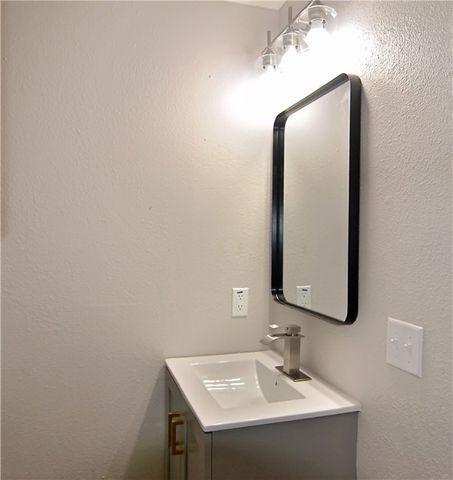 806 N Adams St, Beeville, TX 78102