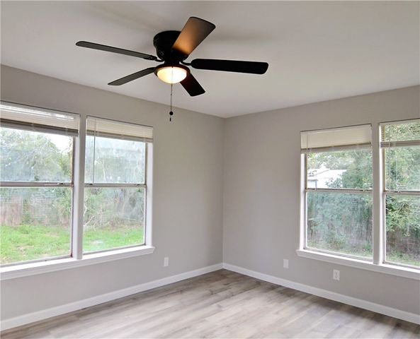 806 N Adams St, Beeville, TX 78102