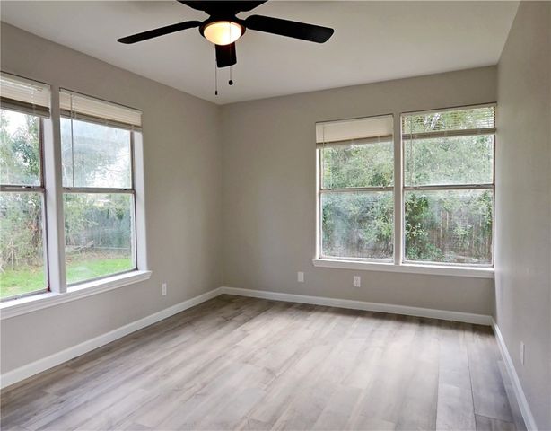 806 N Adams St, Beeville, TX 78102