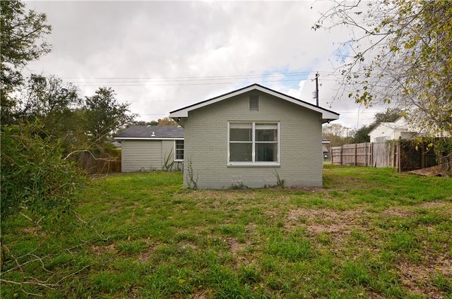 806 N Adams St, Beeville, TX 78102