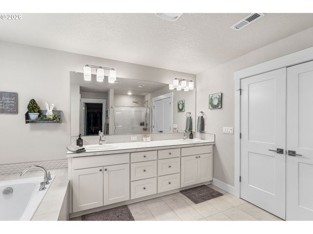 11760 Se GOLDEN EAGLE Ln, Happy Valley, OR 97086