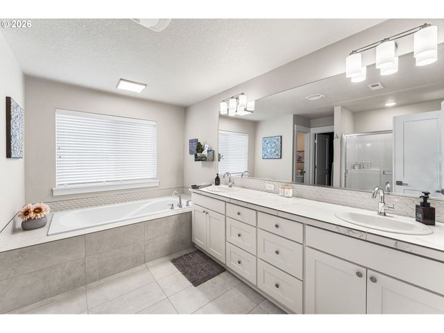 11760 Se GOLDEN EAGLE Ln, Happy Valley, OR 97086