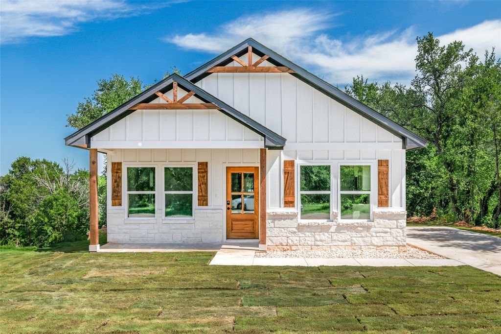 807 Arrowhead Drive, Granbury, TX 76137