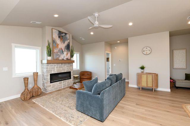 6393 68th Street S, Horace, ND 58047