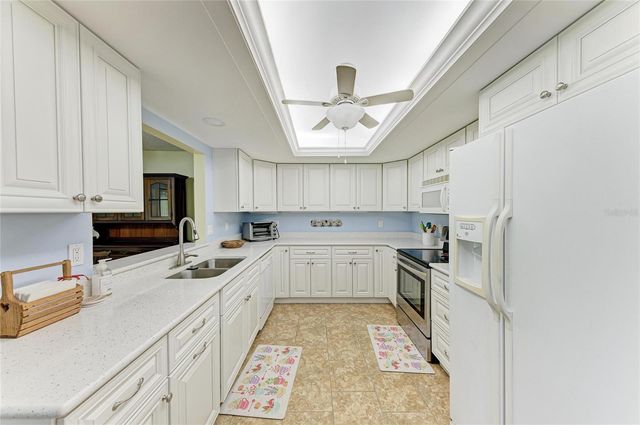 7160 FAIRWAY BEND CIR, Sarasota, FL 34243