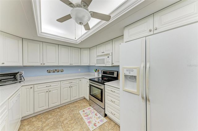 7160 FAIRWAY BEND CIR, Sarasota, FL 34243