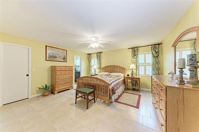 7160 FAIRWAY BEND CIR, Sarasota, FL 34243