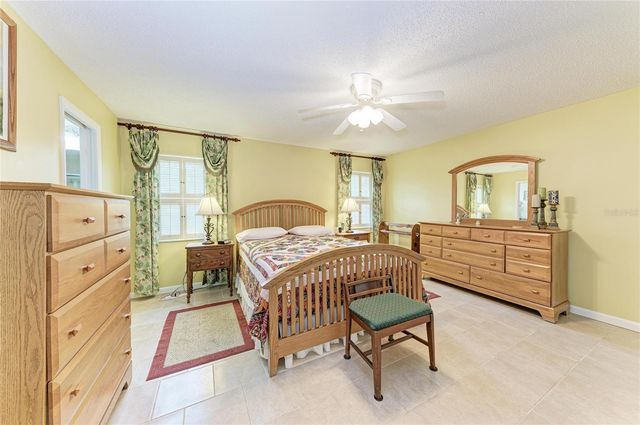 7160 FAIRWAY BEND CIR, Sarasota, FL 34243