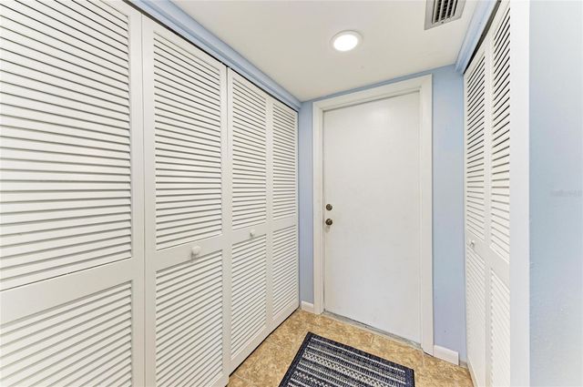 7160 FAIRWAY BEND CIR, Sarasota, FL 34243