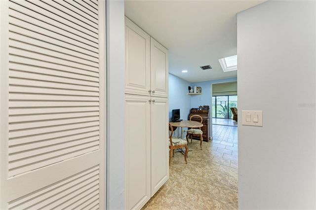 7160 FAIRWAY BEND CIR, Sarasota, FL 34243