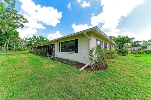 7160 FAIRWAY BEND CIR, Sarasota, FL 34243