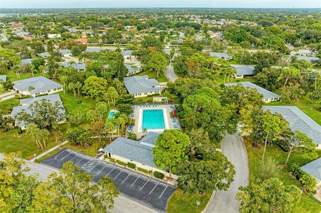 7160 FAIRWAY BEND CIR, Sarasota, FL 34243