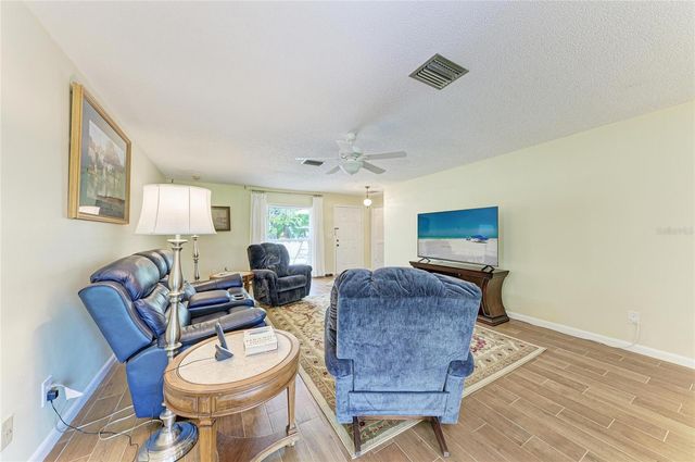 7160 FAIRWAY BEND CIR, Sarasota, FL 34243