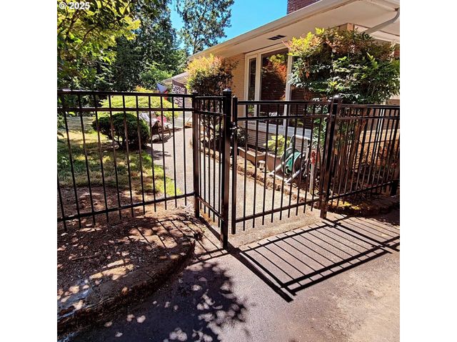 795 Se ROBERTS Ave, Gresham, OR 97080