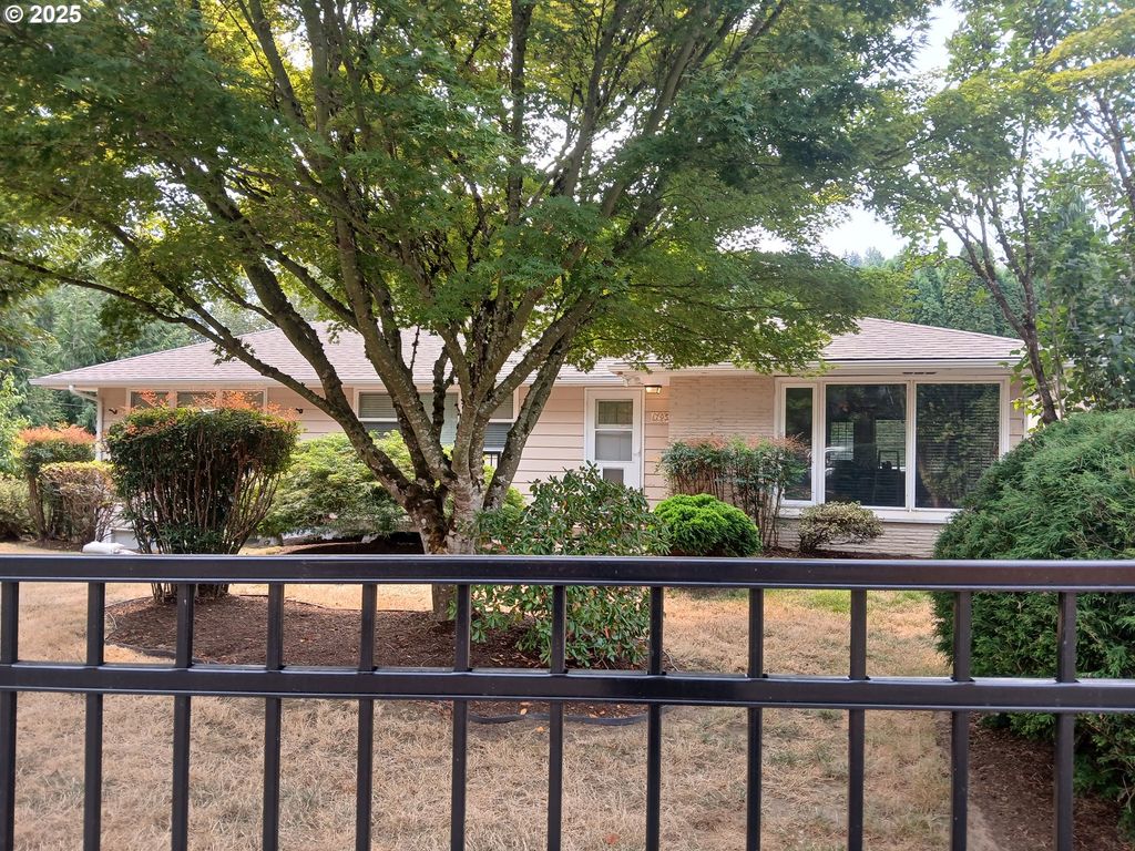 795 Se ROBERTS Ave, Gresham, OR 97080