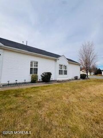 7 Chaminox Court, Manchester, NJ 08759