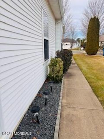 7 Chaminox Court, Manchester, NJ 08759