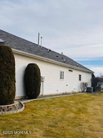 7 Chaminox Court, Manchester, NJ 08759