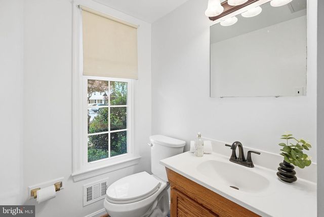 7 PITT CT, Rockville, MD 20850