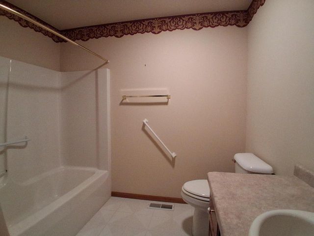 350 Hartford SQUARE, Hartford, WI 53027