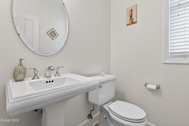 39 Outlook Dr S, Halfmoon, NY 12118