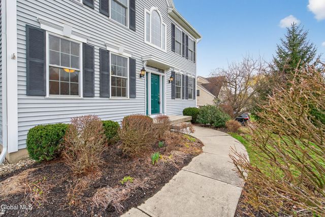 39 Outlook Dr S, Halfmoon, NY 12118