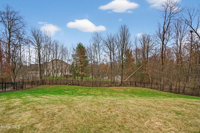 39 Outlook Dr S, Halfmoon, NY 12118