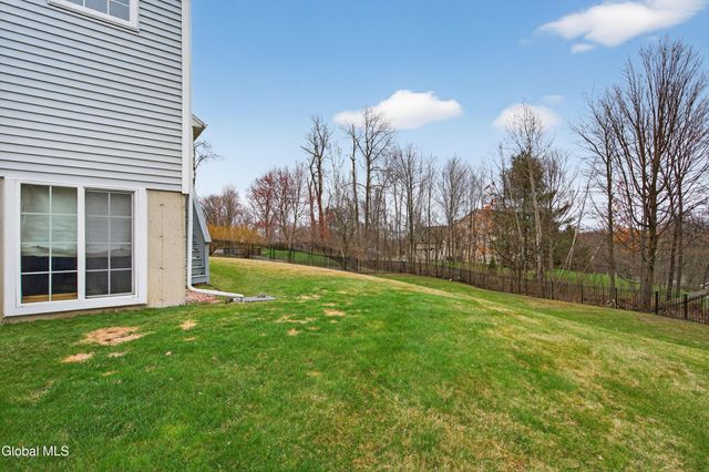39 Outlook Dr S, Halfmoon, NY 12118