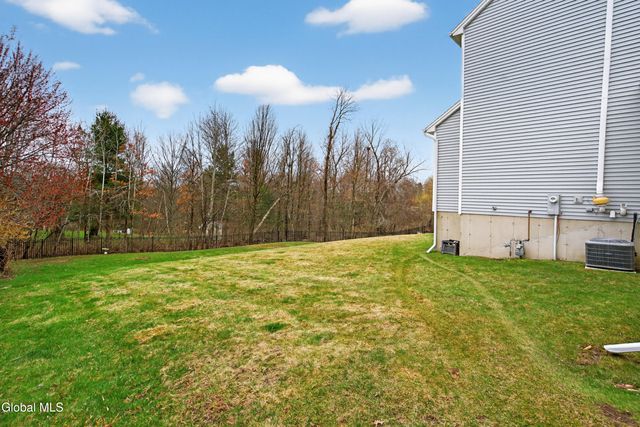 39 Outlook Dr S, Halfmoon, NY 12118
