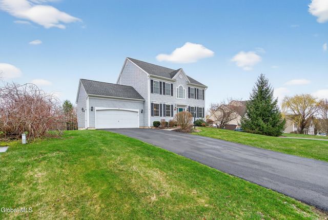 39 Outlook Dr S, Halfmoon, NY 12118