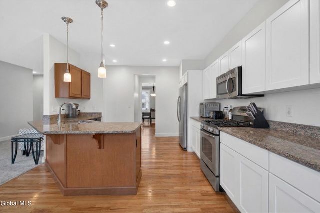 39 Outlook Dr S, Halfmoon, NY 12118