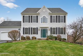 39 Outlook Dr S, Halfmoon, NY 12118