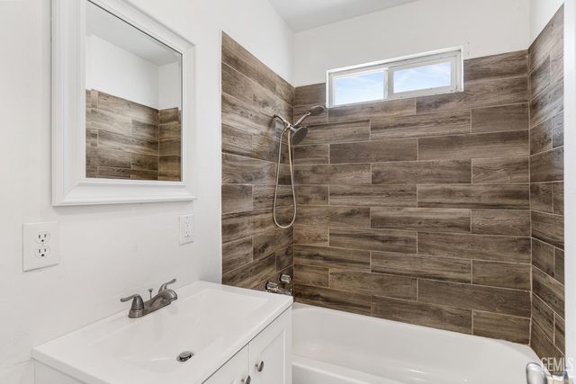 404 Wilson Avenue, Bakersfield, CA 93308