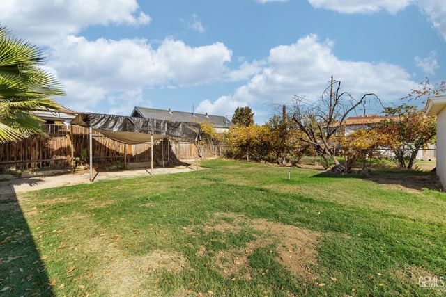 404 Wilson Avenue, Bakersfield, CA 93308