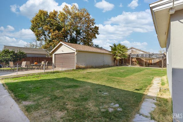 404 Wilson Avenue, Bakersfield, CA 93308