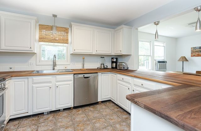 66 Center Avenue, Middletown, RI 02842
