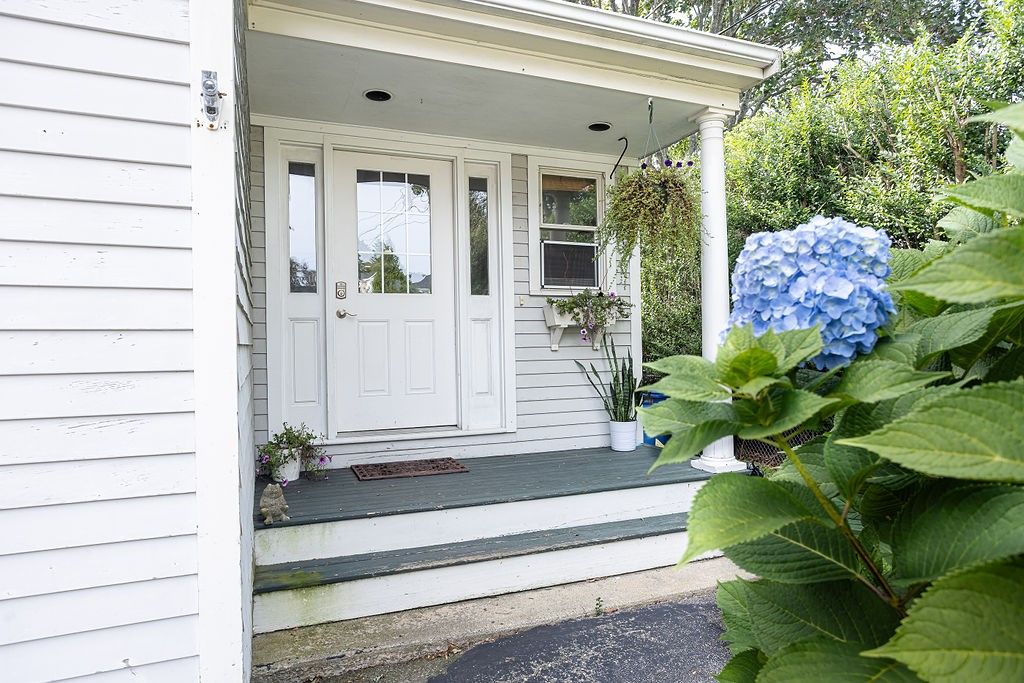 66 Center Avenue, Middletown, RI 02842