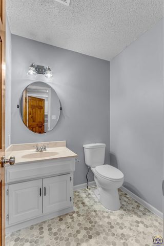 3939 SW Nottingham RD, Topeka, KS 66610
