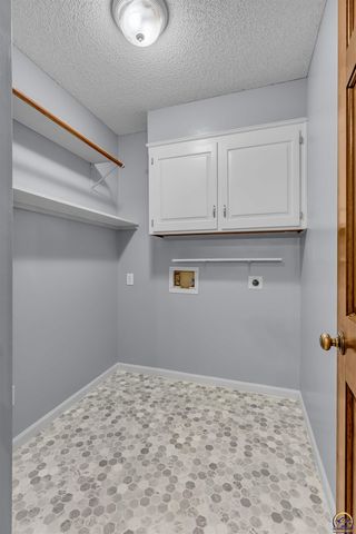 3939 SW Nottingham RD, Topeka, KS 66610