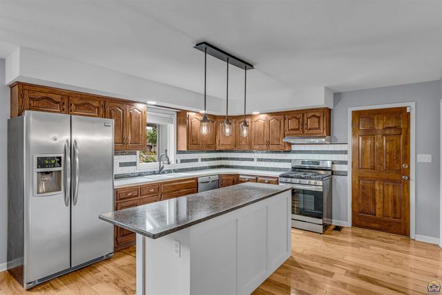 3939 SW Nottingham RD, Topeka, KS 66610