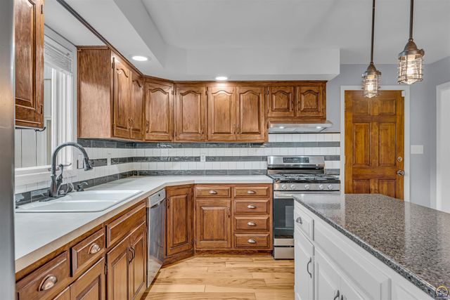 3939 SW Nottingham RD, Topeka, KS 66610